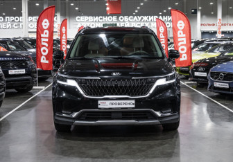 Подержанный автомобиль Kia Carnival 2020 года (3 фото)