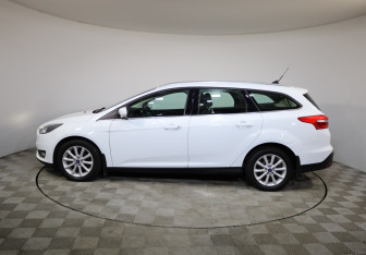 Подержанный автомобиль Ford Focus Wagon 2017 года (8 фото)