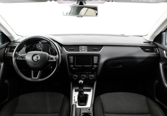Подержанный автомобиль Skoda Octavia Liftback 2016 года (10 фото)