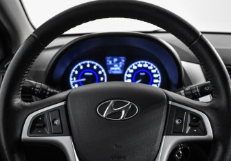 Подержанный автомобиль Hyundai Solaris Sedan 2012 года (17 фото)