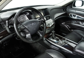 Подержанный автомобиль Infiniti Q70 2016 года (11 фото)