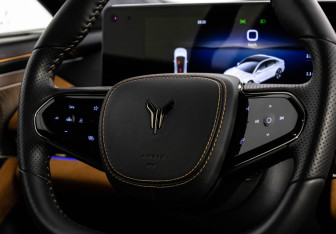 Подержанный автомобиль Voyah Passion 2023 года (15 фото)