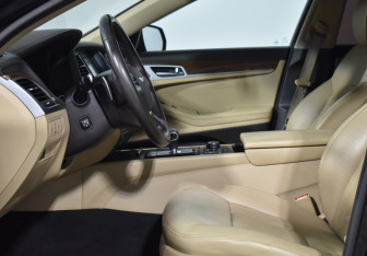 Подержанный автомобиль Genesis G80 2017 года (10 фото)