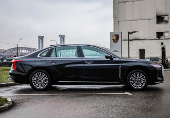 Подержанный автомобиль Hongqi H5 2024 года (6 фото)