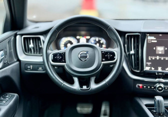 Подержанный автомобиль Volvo XC60 2019 года (18 фото)