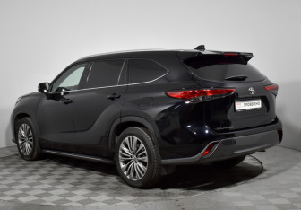 Подержанный автомобиль Toyota Highlander 2021 года (7 фото)