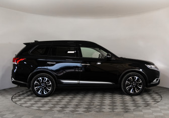 Подержанный автомобиль Mitsubishi Outlander 2021 года (4 фото)