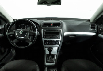 Подержанный автомобиль Skoda Octavia Liftback 2011 года (13 фото)