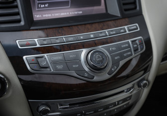 Подержанный автомобиль Infiniti QX60 2017 года (18 фото)
