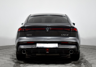 Подержанный автомобиль Changan UNI-V 2023 года (6 фото)