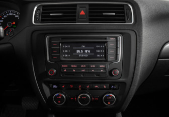 Подержанный автомобиль Volkswagen Jetta Sedan 2014 года (17 фото)