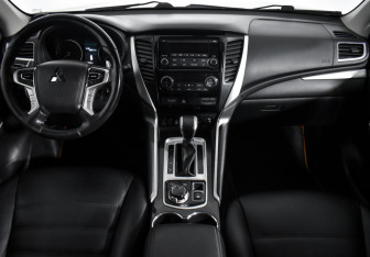Подержанный автомобиль Mitsubishi Pajero Sport 2019 года (15 фото)