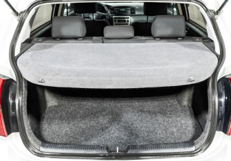 Подержанный автомобиль Toyota Corolla Hatchback 2006 года (15 фото)