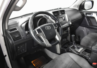 Подержанный автомобиль Toyota Land Cruiser Prado 2010 года (9 фото)