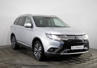 Подержанный автомобиль Mitsubishi Outlander 2019 года (3 фото)