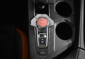 Подержанный автомобиль Changan UNI-V 2023 года (20 фото)