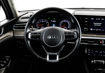 Подержанный автомобиль Kia K5 2021 года (12 фото)