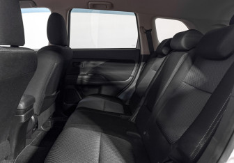 Подержанный автомобиль Mitsubishi Outlander 2018 года (12 фото)