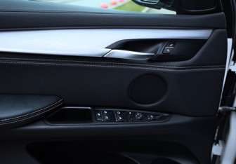 Подержанный автомобиль BMW X6 2018 года (20 фото)