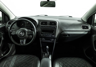 Подержанный автомобиль Volkswagen Polo Sedan 2012 года (13 фото)