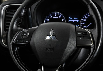 Подержанный автомобиль Mitsubishi Outlander 2018 года (13 фото)