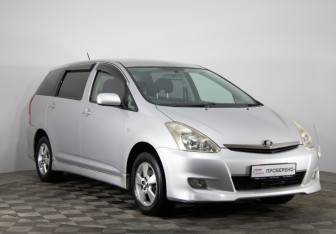 Подержанный автомобиль Toyota Wish Compactvan 2005 года (3 фото)