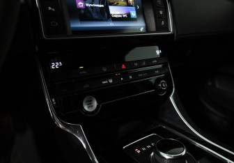 Подержанный автомобиль Jaguar XE 2016 года (18 фото)