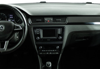 Подержанный автомобиль Skoda Rapid Liftback 2015 года (14 фото)