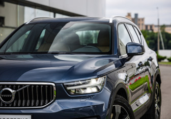 Подержанный автомобиль Volvo XC40 2021 года (2 фото)