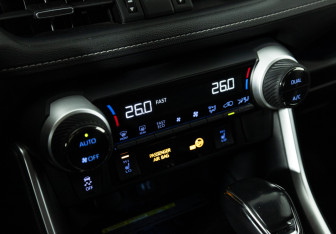 Подержанный автомобиль Toyota RAV4 2020 года (19 фото)