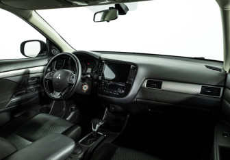Подержанный автомобиль Mitsubishi Outlander 2015 года (9 фото)