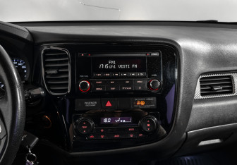 Подержанный автомобиль Mitsubishi Outlander 2018 года (16 фото)