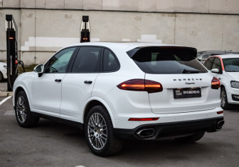 Подержанный автомобиль Porsche Cayenne 2016 года (8 фото)