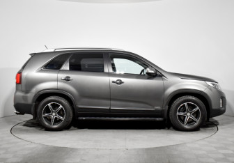 Подержанный автомобиль Kia Sorento 2015 года (4 фото)