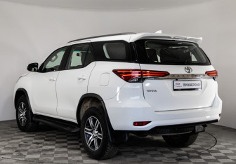 Подержанный автомобиль Toyota Fortuner 2019 года (7 фото)