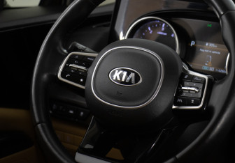 Подержанный автомобиль Kia Carnival 2021 года (16 фото)