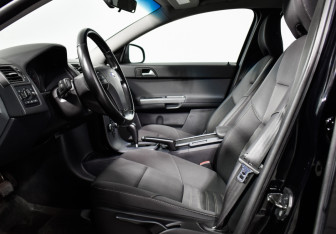 Подержанный автомобиль Volvo S40 2012 года (10 фото)