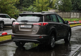 Подержанный автомобиль Toyota RAV4 2017 года (6 фото)
