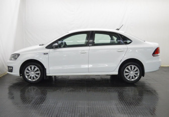 Подержанный автомобиль Volkswagen Polo Sedan 2017 года (8 фото)