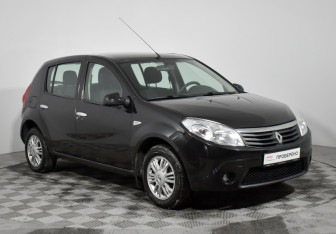 Подержанный автомобиль Renault Sandero 2014 года (3 фото)