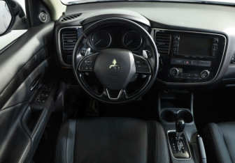 Подержанный автомобиль Mitsubishi Outlander 2016 года (10 фото)