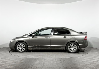 Подержанный автомобиль Honda Civic Sedan 2007 года (8 фото)