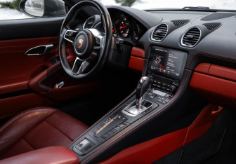 Подержанный автомобиль Porsche Cayman 2017 года (27 фото)