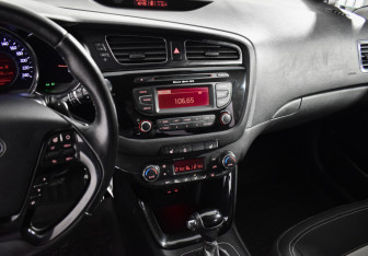 Подержанный автомобиль Kia Ceed Hatchback 2013 года (17 фото)