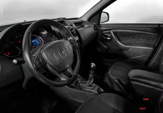 Подержанный автомобиль Renault Duster 2016 года (9 фото)