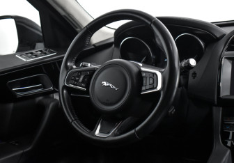 Подержанный автомобиль Jaguar F-Pace 2019 года (16 фото)