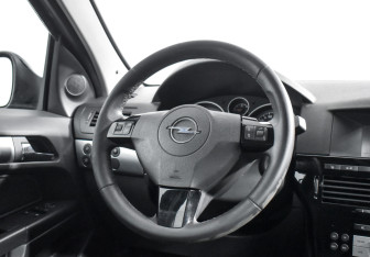 Подержанный автомобиль Opel Astra Sedan 2010 года (15 фото)