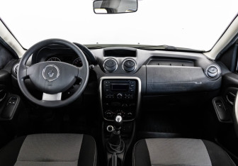 Подержанный автомобиль Renault Duster 2014 года (10 фото)