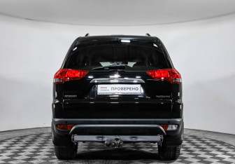 Подержанный автомобиль Mitsubishi Pajero Sport 2015 года (6 фото)