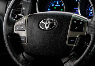 Подержанный автомобиль Toyota Land Cruiser Suv 2011 года (12 фото)